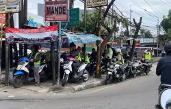 Sejumlah pengendara ojek pangkalan menunggu penumpang di area pangkalan Cijambe, pada Senin 1 Desember 2025. (Sumber: Dokumentasi penulis | Foto: Aisha Felicia A)