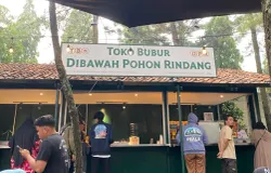Suasana Toko Bubur di Bawah Pohon Rindang, Pinus Regency, Cinambo, Bandung. (Sumber: Rifa Windi | Foto: Rifa Windi)