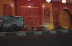 Di depan salah satu ruko di Asia Afrika, Bandung, tampak tumpukan kardus dan seorang warga yang menjadikan area ini sebagai tempat beristirahat, (27/11/2025). (Sumber: Dok. Penulis | Foto: Farrel Alfrianda Husein)