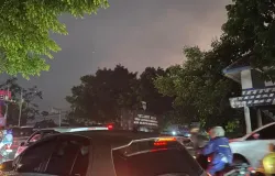 Pengendara Mengalami Kemacetan di Bunderan Cibiru, Kota Bandung, (1/12/2025). (Sumber: Dokumentasi Penulis | Foto: Sufia Putrani)