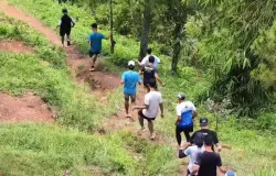 Anggota Manglayang Academia menaklukkan tanjakan di jalur trail Gunung Manglayang, senin (10/11/2025) (Sumber: Dokumentasi Penulis | Foto : Manglayang Academia