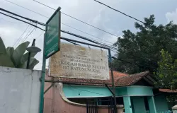 Halaman Depan SDN 117 Batununggal, lokasi kejadian siswa-siswi sekolah tersebut menunggu Walikota Bandung selama 5 Jam (Sumber: Pribadi | Foto: Novrandi Aqilah)