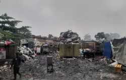 Penumpukan sampah terlihat berserakan di di Jalan Cilengkrang, Kawasan Ujung Berung, pada Senin, 1 Desember 2025 pukul 07.30 WIB. (Foto: Sumber Muhamad Paisal). (Sumber: Dokumentasi Penulis | Foto: Muhamad Paisal)