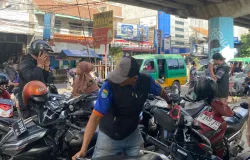 Seorang juru parkir yang sedang bertugas di Kiaracondong, Kota Bandung, Sabtu 29 November 2025 (Sumber: Dokumentasi Penulis | Foto: Asti Alya Anggraini)