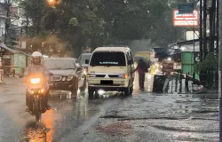 Angkutan Umum berhenti sembarangan menyebabkan kemacetan (1 Desember 2025). (Foto: Mohammad Raihan Assidiqqi)