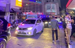 Suasana malam di Jalan Braga dipenuhi kendaraan beroda, Senin (1/12/2025). (Foto: Wardah Alhumairah)