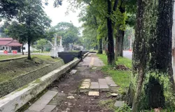 Kondisi trotoar Jln. Moch. Toha membutuhkan perbaikan oleh Pemerintah Kota Bandung, Sabtu (29//11/2025). (Foto: Risa)