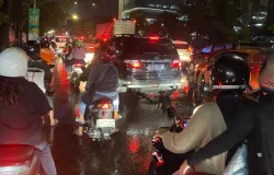 Pengendara mobil dan motor yang menunggu macet di malam hari (02/11/2025). (Foto: Sherina Khairunisa)