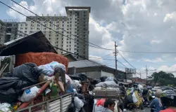 Kondisi tumpukan sampah menutupi badan jalan di kawasan Pasar Cicadas pada siang hari, (30/11/2025), sehingga mengganggu aktivitas warga dan pedagang di sekitar lokasi. (Foto: Adinda Jenny A)
