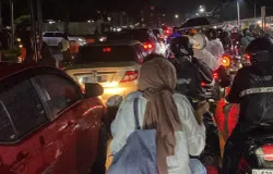 Pengendara terjebak macet di Buah Batu Ketika hujan turun, Senin (01/12/2025). (Foto: Nabila Khairunnisa P)