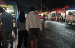 Pejalan kaki harus melintas di jalan yang diisi oleh para pedagang di trotoar Lengkong Street Food, Kamis, 4 Desember 2025. (Sumber: Dokumentasi pribadi | Foto: Taqiyya Tamrin Tamam)