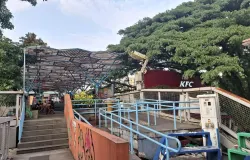 Suasana sepi di sepanjang koridor saat beberapa pedagang tetap bertahan di tengah ramainya kota, 28 November 2025. (Foto: Rinjani Kalila Syarief)