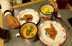  “Mie Telur Mandi” dari sebuah kedai di Kota Bandung yang sedang ramai diperbincangkan di media sosial. (Sumber: Dokumentasi Penulis)