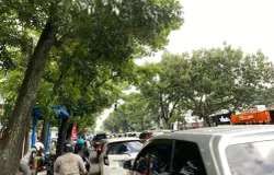 Kemacetan arus lalu lintas di ruas jalan Buah Batu, Turangga, Kecamatan Lengkong, Kota Bandung, menjadi pemandangan sehari hari bagi warga yang melintas (03/12/2025). (Sumber: Ramadhan Dwiadya Nugraha)