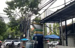 Kabel-kabel yang menggantung tak beraturan di Jl. Katapang, Lengkong, Kota Bandung, pada Rabu (03/12/2025). (Sumber: Dokumentasi Penulis | Foto: Masayu K.)
