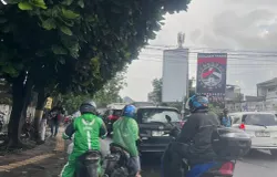 Pengendara melewati jalur Imanuel menuju kawasan Miko Mall pada Selasa 02 Desember 2025 usai hujan, terlihat merayap di tengah antrean kendaraan yang memanjang. (Sumber: Dokumentasi Penulis | Foto: Zaskia Naura Adilia Putri)