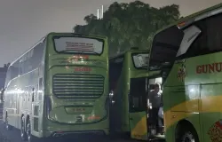 Terparkir 3 Bus Gunung Harta Transport Solustions (GHTS) saat malam hari di garasi GHTS (19/11/2025). (Sumber: Dokumentasi Pribadi | Foto: Dean Rahmani)