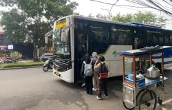 Warga sedang mengantri untuk masuk ke TransMetro Bandung di Halte Pelajar Pejuang 45 (3/12/2025). (Sumber: Fauzi Ananta)