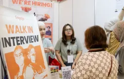 Calon pekerja mengikuti proses rekrutmen di salah satu stan perusahaan yang membuka lowongan kerja. (Sumber: ayobandung.com | Foto: Lukman Hidayat/Magang/Ayo Bandung)