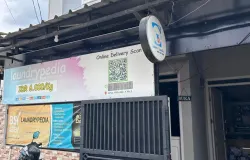 Laundrypedia hadir diperumahan padat menjadi andalan mahasiswa, di kampung Sukabirus, Kabupaten Bandung, Kamis 06 November 2025. (Sumber: Fadya Rahma Syifa | Foto: Fadya Rahma Syifa)