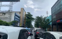 Deretan kendaraan terjebak dalam kemacetan pasca-hujan di Kota Bandung, (03/12/2025). (Foto: Zaidan Muafa)