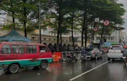 Rambu dilarang parkir jelas terpampang, tapi kendaraan masih berhenti seenaknya. Parkir liar bukan hanya melanggar aturan, tapi merampas hak pengguna jalan, Rabu (3/12/25) Alun-Alun Bandung. (Sumber: Dokumentasi Penulis | Foto: Ishanna Nagi)