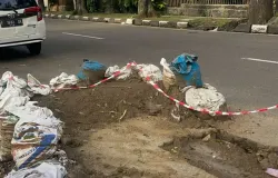 Salah Satu titik jalan berlubang di Jl. Lombok, Merdeka, Kec.Sumur Bandung, Kota Bandung.(3/12/2025) (Sumber: Nabila Putri Wiritanaya)