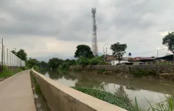 Kondisi Sungai Cinambo di Bandung Timur, yang dinilai mengalami pendangkalan dan penyempitan, menjadi bukti kegagalan tata kelola infrastruktur kota, (2 Desember 2025). (Sumber: Dok. Pribadi | Foto: Khansa Khairunsifa)
