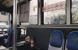 Suasana di dalam bus Trans Metro Pasundan di sore hari pada hari Selasa (2/12/2025). (Sumber: Dokumentasi Penulis | Foto: Dheana Husnaini)