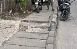 Parkir Sembarangan dan Trotoar Rusak Menggangu Aktivitas Pejalan Kaki di Jl. Buah Batu, Kec.Lengkong, Kota Bandung, Jawa Barat, Selasa (2/12/2025). (Foto: Rahma Dewi Utami)