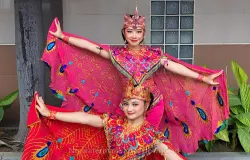 Rani Nurhayani memperagakan keindahan kostum Tari Merak pada Jumat (31/10/2025) di Desa Cangkuang Kulon, Kecamatan Bojongloa Kidul, Kota Bandung. (Sumber: Dokumentasi pribadi | Foto: Nadia Khaerunnisa)