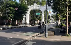 Potret trotoar di Jalan Dago yang tampak rapi sekilas, meski sejumlah titik masih menyimpan potensi risiko bagi pejalan kaki, 30 Desember 2025. (Sumber: Dokumentasi penulis | Foto: Nindy Lazuar)