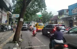 Tampak jalanan yang dipenuhi kendaraan di Jln. Cibaduyut, Kota Bandung (04/12/2025). (Sumber: Dokumentasi Penulis | Foto: Yudhistira Rangga Eka Putra)