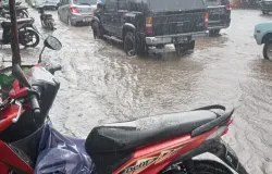 Tingginya volume air di jalanan Kota Bandung membuat warga yang berkendara harus berhenti sementara pada Senin sore, 1 Desember 2025. (Sumber: dokumen pribadi | Foto: muhammad naufal ilham)