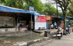 Pemberhentian bus tanpa fasilitas memadai terlihat di tepi Jl. Moch. Toha, Kota Bandung, Kamis (4/12/25). (Sumber: Dokumentasi Penulis | Foto: Siti Octaviani)