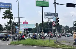 Kondisi lalu lintas yang berantakan di perempatan Batununggal, Kota Bandung (4/12/25) (Sumber: Dokumentasi Penulis | Foto: Amelia Ulya)