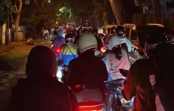 Deretan motor yang tak bergerak di Ciwastra menggambarkan kemacetan yang semakin sulit dikendalikan pada Selasa (2/12/2025). (Sumber: Audya Athayya Khalisa)