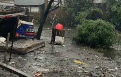 Banjir yang terjadi akibat tersumbatnya saluran air di Gang Nangkasuni, (07/03/2025). (Sumber: Irene Sinta)