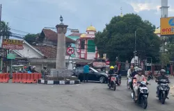Pertigaan jalan di Buah Batu yang dilalui banyak motor dan mobil dengan keadaan yang cukup padat ditambah adanya praktik pungli yang terjadi. (Sumber: Dokumentasi Pribadi | Foto: Kholilul Rohman)