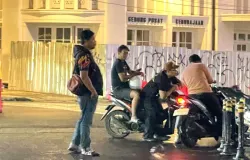 Potret juru parkir liar di salah satu titik Kota Bandung (04/12/25) (Foto: Salsafira Farelya)