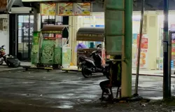 Potret juru parkir ilegal yang sedang menjaga lahan minimarket di daerah Pasar Kordon (1/12/2025). (Sumber: dokumentasi pribadi | Foto: Nurmeila Elfreda.)