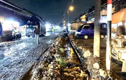 Pasar Induk Caringin mengalami penumpukan sampah pada area saluran air yang berlokasi di Jln. Soekarno-Hatta, Kec. Babakan Ciparay, Kota Bandung, pada awal Desember 2025 (Foto : Ratu Ghurofiljp)