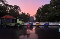 Petugas Kebersihan Kota Bandung Mengangkut Sampah Yang Berserakan Di Pasar Kordon, Jln. Ibrahim Adjie, Kujangsari, Kec. Bandung Kidul, Kota Bandung, Kamis 27 November 2025 (Sumber: Dok. Penulis | Foto: Nasywa Alya)