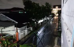 Kondisi jalan di Komplek Margahayu Raya yang hanya diterangi oleh rumah warga akibat minimnya lampu penerangan jalan umum pada malam hari, 1 Desember 2025. (Sumber : Dokumentasi Penulis | Foto : Nur Azizah) (Foto : Nur Azizah) (Foto: Nur Azizah)