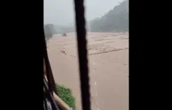 Air Sungai Cibitung di Kabupaten Bandung Barat meluap akibat tak mampu lagi menahan debit besar akibat hujan deras. (Sumber: sekitarbandung.com)