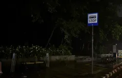 Kondisi halte yang basah dan minim pencahayaan pada malam hari di Halte Tegalgea, Jl. Moch. Toha, Kec. Regol, Kota Bandung. (Sumber: Dokumentasi Penulis | Foto: Tsaqifa Dhiyaul Hawa)