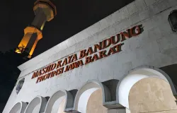 Masjid Raya Bandung terlihat megah pada malam hari di Pusat Kota Bandung (2/12/2025) (Sumber: Dok. Penulis | Foto: Rafy Lovinka)