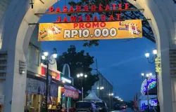 Sejumlah pengunjung memadati area Pasar Kreatif Jawa Barat di Jalan Pahlawan No.70 Kota Bandung, Rabu (03/12/2025). (Foto: Rangga Dwi Rizky)