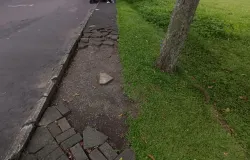 Kondisi trotoar dengan permukaan yang nampak hancur, 3 Desember 2025, di Jln. Batununggal Indah Raya, Kelurahan Batununggal, Kecamatan Bandung Kidul, Kota Bandung. (Sumber: Dokumentasi Penulis | Foto: Amalia Putri Aditia)