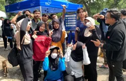 Mahasiswa Universitas Sunan Gunung Djati Bandung anggota Komunitas River Cleanup. (Foto: Rizki Hidayat)